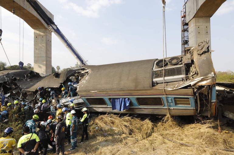 Al menos 32 personas murieron y otras 64 resultaron heridas cuando una grúa de lanzamiento que levantaba una losa de hormigón cayó sobre el tren Special Express n.º 21, que viajaba de Bangkok a Ubon Ratchathani.