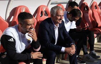 El entrenador del Benfica, José Mourinho (c), antes del partido de la Primeira Liga portuguesa entre el AVS Futebol SAD y el SL Benfica, en Vila das Aves, Portugal.