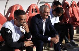 El entrenador del Benfica, José Mourinho (c), antes del partido de la Primeira Liga portuguesa entre el AVS Futebol SAD y el SL Benfica, en Vila das Aves, Portugal.