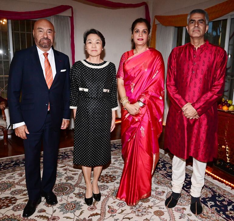 Pierre-Christian Soccoja, embajador de Francia; Yoshie Nakatani, embajadora de Japón junto al embajador de India, Yogeshwar Sangwan y su esposa, madame Indu Chahar. 