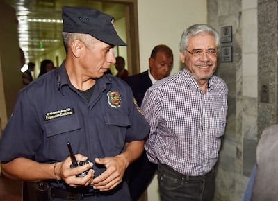 Imagen de archivo: el exrector de la UNA Froilán Peralta (camisa y anteojos), custodiado por el comisario Feliciano Cáceres.