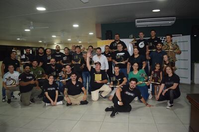 Pilotos destacados en cada una de las categorías del Campeonato de Picadas con sus trofeos.