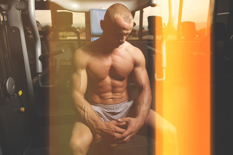 Persona entrena en el gimnasio.