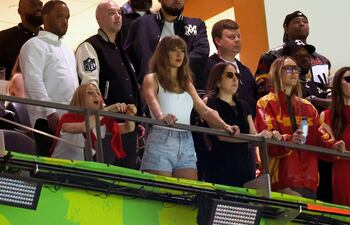 Taylor Swift atenta en el Super Bowl LIX en el Caesars Superdome en New Orleans, Louisiana.