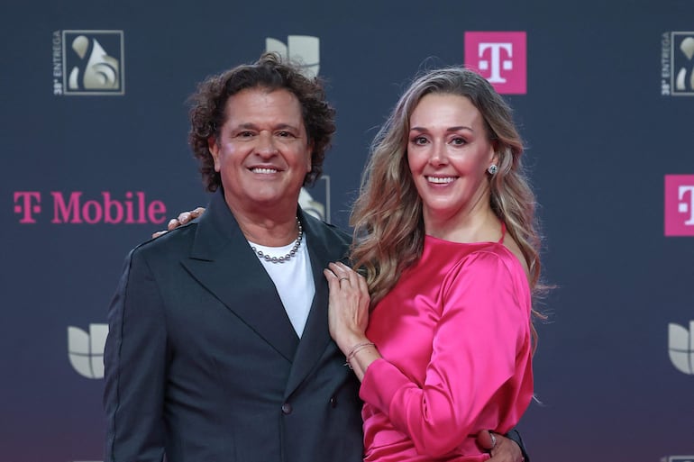 Carlos Vives y su esposa Claudia Elena Vasquez llegaron juntitos a Premio Lo Nuestro 2026. (Giorgio Viera / AFP)