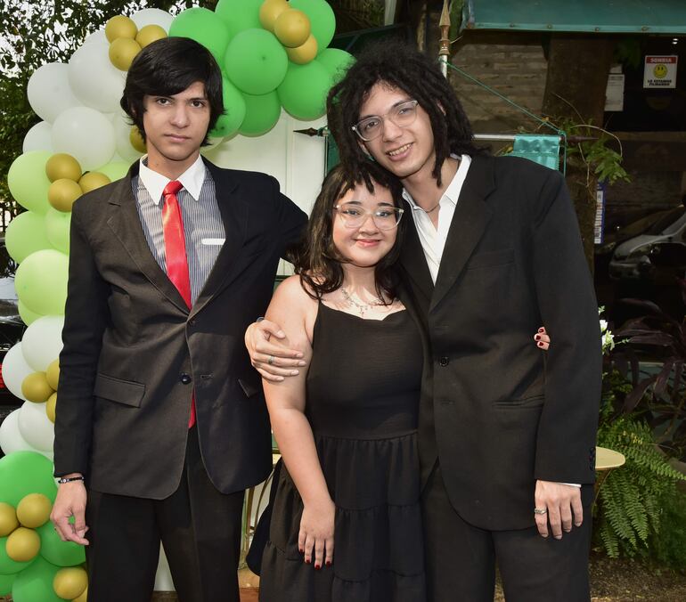 Lucas Mora, Fiorella Benítez y Alejandro Mora.