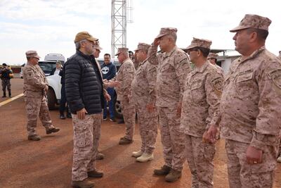 El ministro del Interior, Enrique Riera, y detrás de él, el comandante de la Policía, comisario Carlos Benítez, ambos con el nuevo uniforme “F”-TBT de la institución.