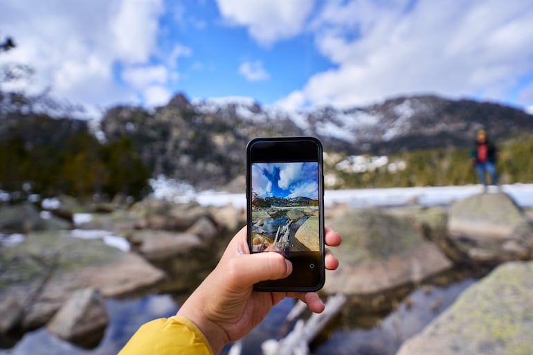 Tomar fotos con el celular, imagen ilustrativa.