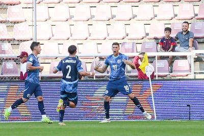 Luca Kmet (d) festeja tras anotar desde el punto penal el gol del empate para la Albirroja. Luego, el número 10 brindó asistencia para el segundo tanto del combinado paraguayo.