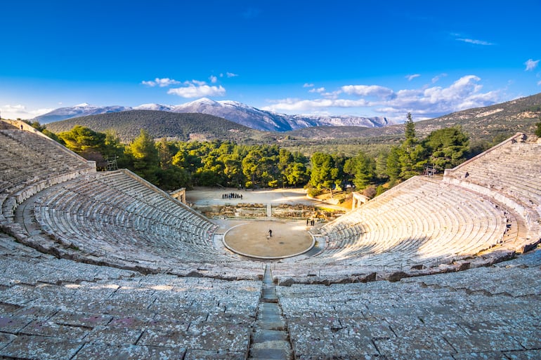 El antiguo teatro de Epidauro, la Prefectura Argolida, Peloponeso, Grecia.