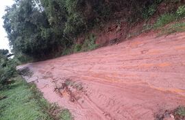 El camino de la compañia Bernardino Caballero de Atyrá se encuentra en pésimo estado.
