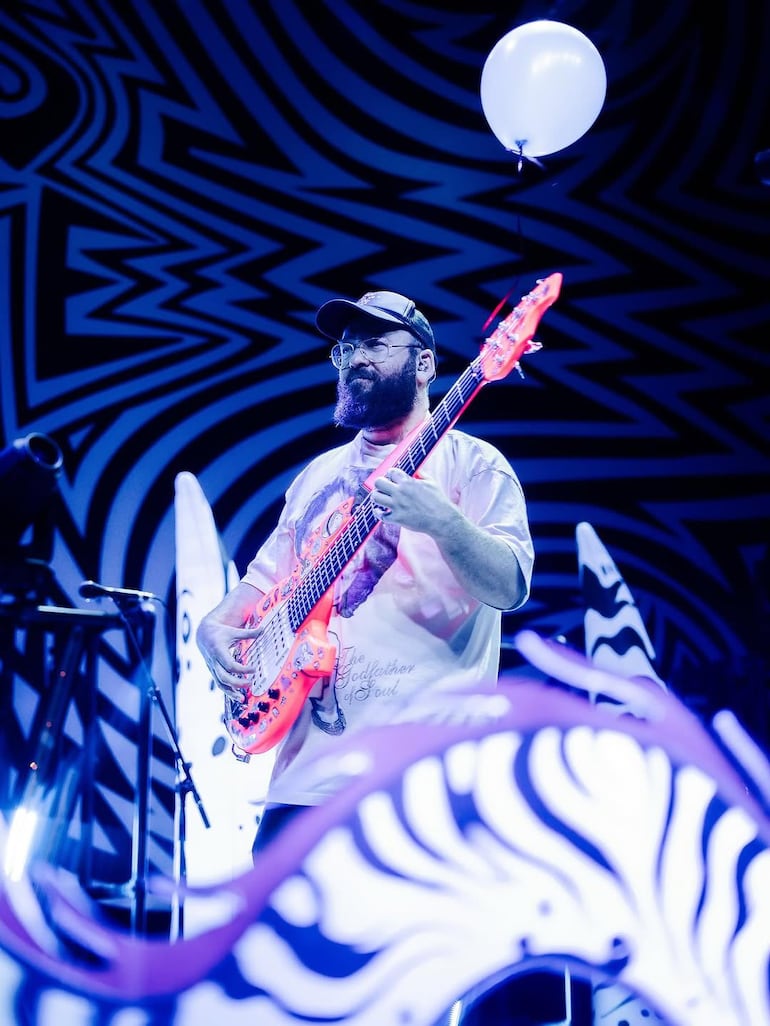 El músico Paul Bender es otro que encontró temas creados con IA atribuidos a su banda.