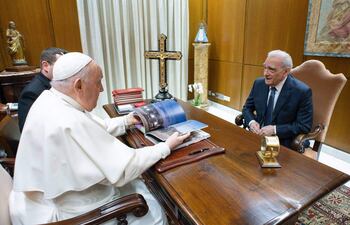 El papa Francisco junto al cineasta estadounidense Martin Scorsese durante una reunión realizada el año pasado en el Vaticano.