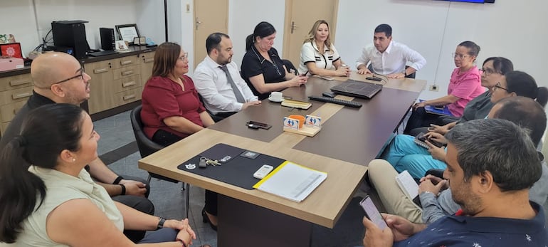 Reunión de representantes de funcionarios del Pediátrico con una comitiva del Ministerio de Salud.