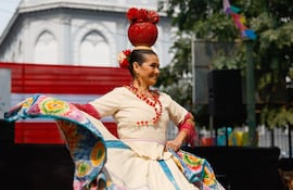 Una bailarina hace la danza del cántaro durante la celebración en Asunción. (Foto ilustrativa).