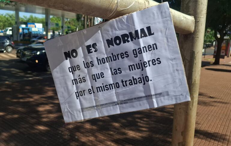 Las activistas dejaron mensajes reivindicativos en puntos estratégicos de la ciudad.