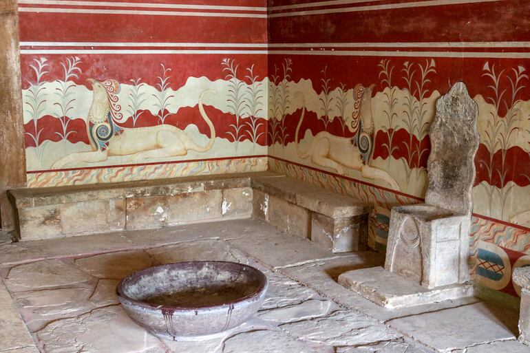 Cámara de la sala del trono en las ruinas de la ciudad minoica de Knossos, Creta, Grecia.