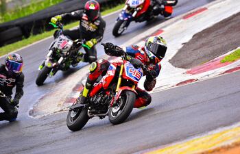 Espectacular maniobra de Nico Tórrez (46) en una de las carreras que se corrieron el sábado. El piloto se adjudicó la victoria en la categoría GP Pro.