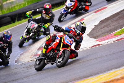 Espectacular maniobra de Nico Tórrez (46) en una de las carreras que se corrieron el sábado. El piloto se adjudicó la victoria en la categoría GP Pro.
