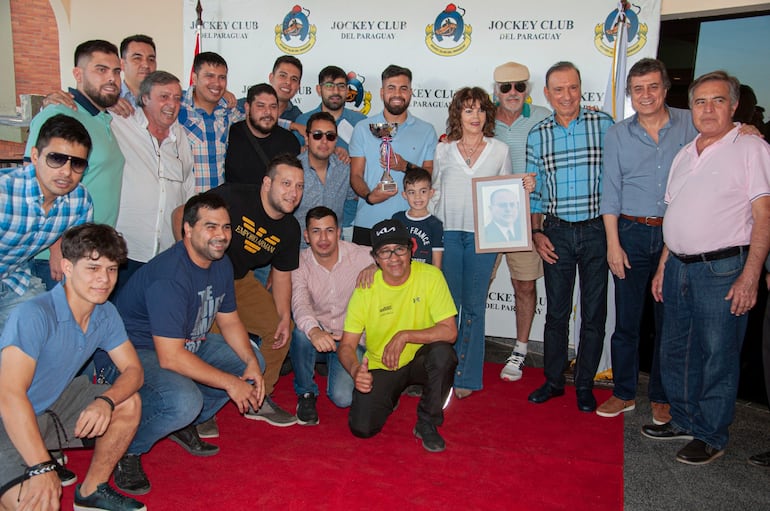 Frondoso grupo de los propietarios de American Honey, ganadores del Clásico "Bernardino Gorostiaga"