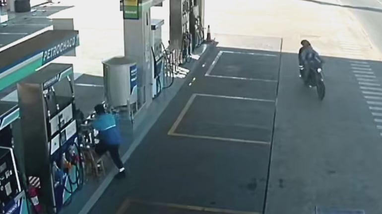 Efectivos del Departamento de Investigaciones Regional Paraguarí siguen la pista de los asaltantes.