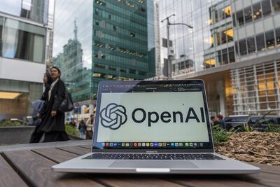 Fotografía de un computador con el logo de OpenAI. (archivo)