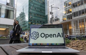 Una computadora con el logo de OpenAI, en Nueva York (Estados Unidos).