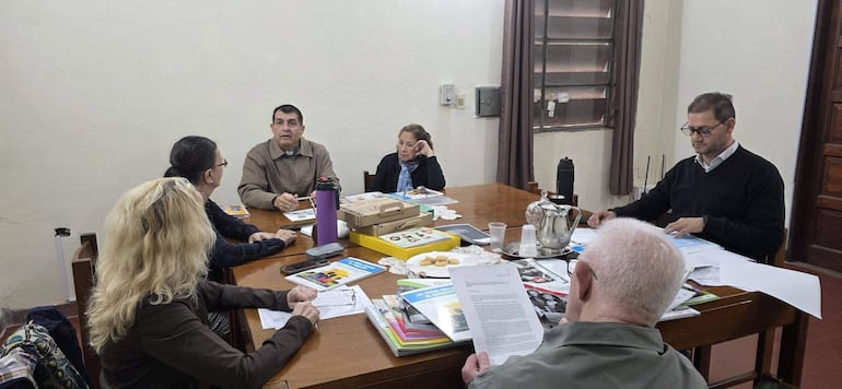 Monseñor Gabriel Escobar junto a otros miembros de la Dirección Arquidiocesana de Educación Católica.