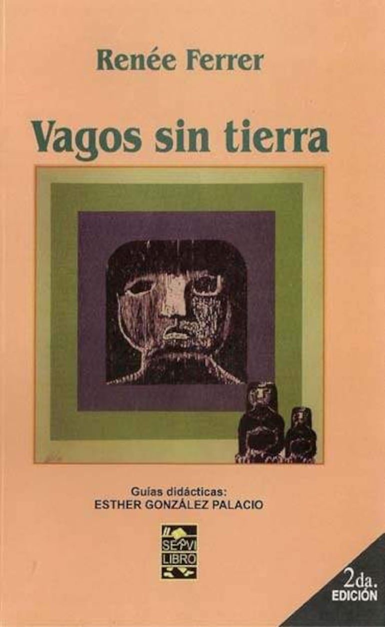 Renée Ferrer sostiene su libro 'Vagos sin tierra' en un evento rodeada de libros y un póster publicitario.