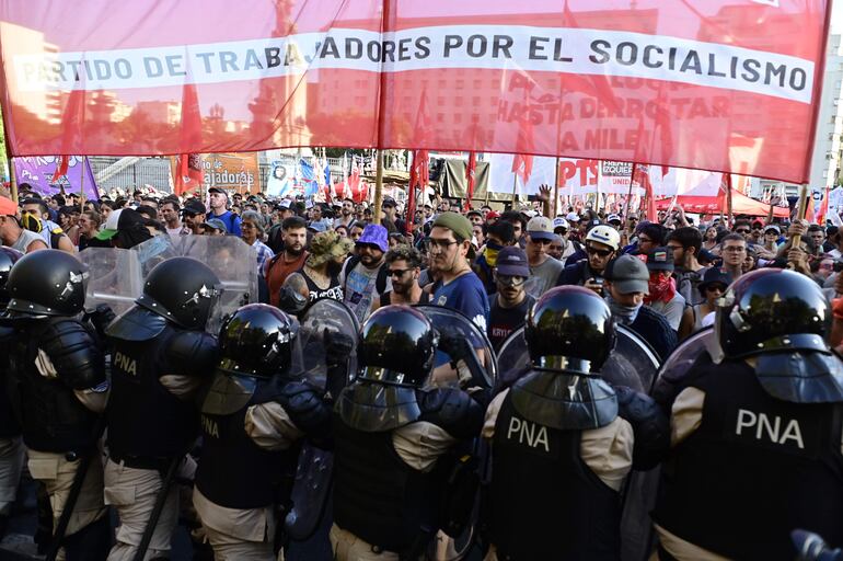Policías impiden el paso de manifestantes que protestan contra el proyecto de la 'ley ómnibus' a las afueras del Congreso, en Buenos Aires (Argentina). 