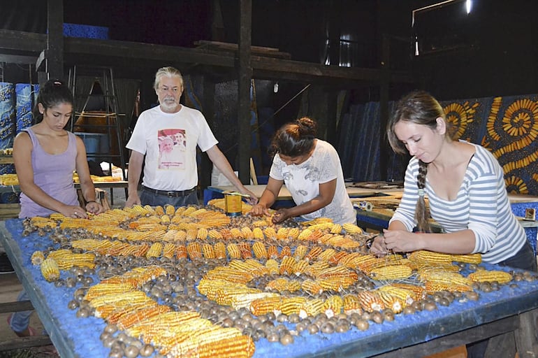 Koki Ruiz verifica los trabajos de elaboración del retablo para el altar del papa Francisco. (archivo)