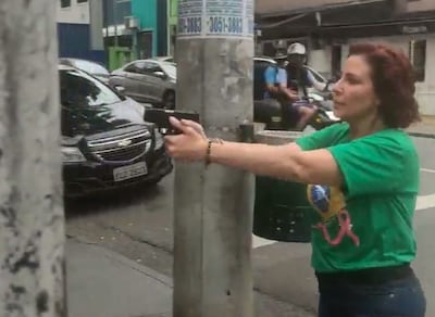 La diputada brasileña Carla Zambelli apuntando una pistola.