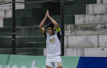 El delantero de Libertad, Lorenzo Melgarejo celebra el tercer y definitivo tanto del gumarelo en el duelo ante Independiente de Campo Grande por los cuartos de final de la Copa Paraguay. (Foto: @Libertad_Guma)