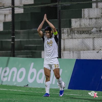El delantero de Libertad, Lorenzo Melgarejo celebra el tercer y definitivo tanto del gumarelo en el duelo ante Independiente de Campo Grande por los cuartos de final de la Copa Paraguay. (Foto: @Libertad_Guma)