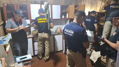 Agentes del Departamento de Investigaciones, filial San Alberto, durante el allanamiento.