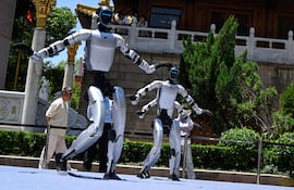 Los robots humanoides de Unitree Robotics bailan durante la jornada inaugural de su primera tienda de experiencias de inteligencia incorporada (embodied intelligence) de Asia, en Shanghái, el 31 de mayo de 2026.