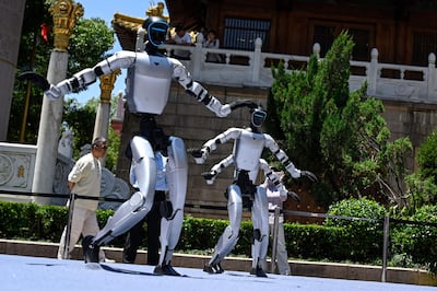Los robots humanoides de Unitree Robotics bailan durante la jornada inaugural de su primera tienda de experiencias de inteligencia incorporada (embodied intelligence) de Asia, en Shanghái, el 31 de mayo de 2026.