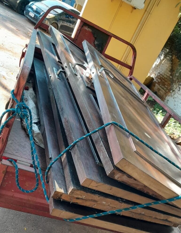 Las puertas que fueron incautadas durante el procedimiento.
