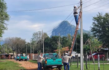 ANDE retiró 180 conexiones irregulares en Paraguari movilizando 23 funcionarios y 10 vehículos institucionales.