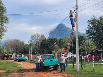 ANDE retiró 180 conexiones irregulares en Paraguari movilizando 23 funcionarios y 10 vehículos institucionales.