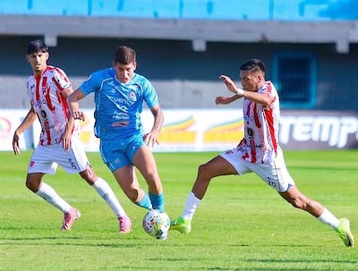 Mílver Aquino (derecha), polifuncional jugador del Sportivo Carapeguá, intenta frenar el avance de Resistencia, durante el partido celebrado en la tarde de este viernes en el "Bajo".