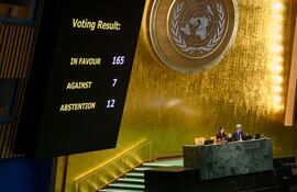 Fotografía cedida por la Organización de Naciones Unidas (ONU) del resultado de la votación sobre una resolución para poner fin al bloqueo de Estados Unidos a Cuba, realizada durante la 22ª sesión plenaria de la Asamblea General este miércoles, en Nueva York (EE.UU).