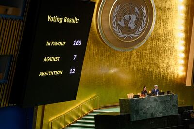 Fotografía cedida por la Organización de Naciones Unidas (ONU) del resultado de la votación sobre una resolución para poner fin al bloqueo de Estados Unidos a Cuba, realizada durante la 22ª sesión plenaria de la Asamblea General este miércoles, en Nueva York (EE.UU). 