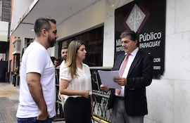 Miembros del gremio de comerciantes Asicpace, frente a la Fiscalía de Delítos Economicos, el lunes último, antes de la presentación de la denuncia de supuesta corrupcion en el Senave, con la entrega de autorizaciones de importación de tomate.