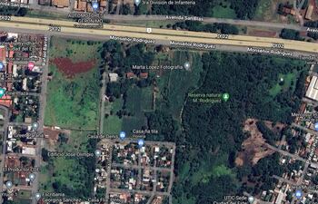 Vista aérea muestra el espacio verde de la Tercera División de Infantería de Ciudad del Este que se busca destinar para la construcción de un nuevo hospital.