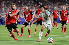 El argelino Ibrahim Maza enfrenta a defensores austriacos, en el partido que igualaron 3-3 y clasificaron a la siguiente fase, por el Grupo J del Mundial 2026.
AFP