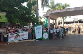Manifestación de funcionarios del Hospital Pediátrico Acosta Ñu, de San Lorenzo, en el acceso a la institución.
