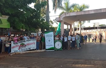 Manifestación de funcionarios del Hospital Pediátrico Acosta Ñu, de San Lorenzo, en el acceso a la institución.