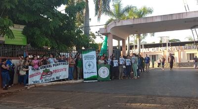Manifestación de funcionarios del Hospital Pediátrico Acosta Ñu, de San Lorenzo, en el acceso a la institución.
