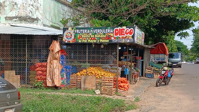 El dueño de este local comercial tiene totalmente cerrada la vereda de uso público en la ciudad.